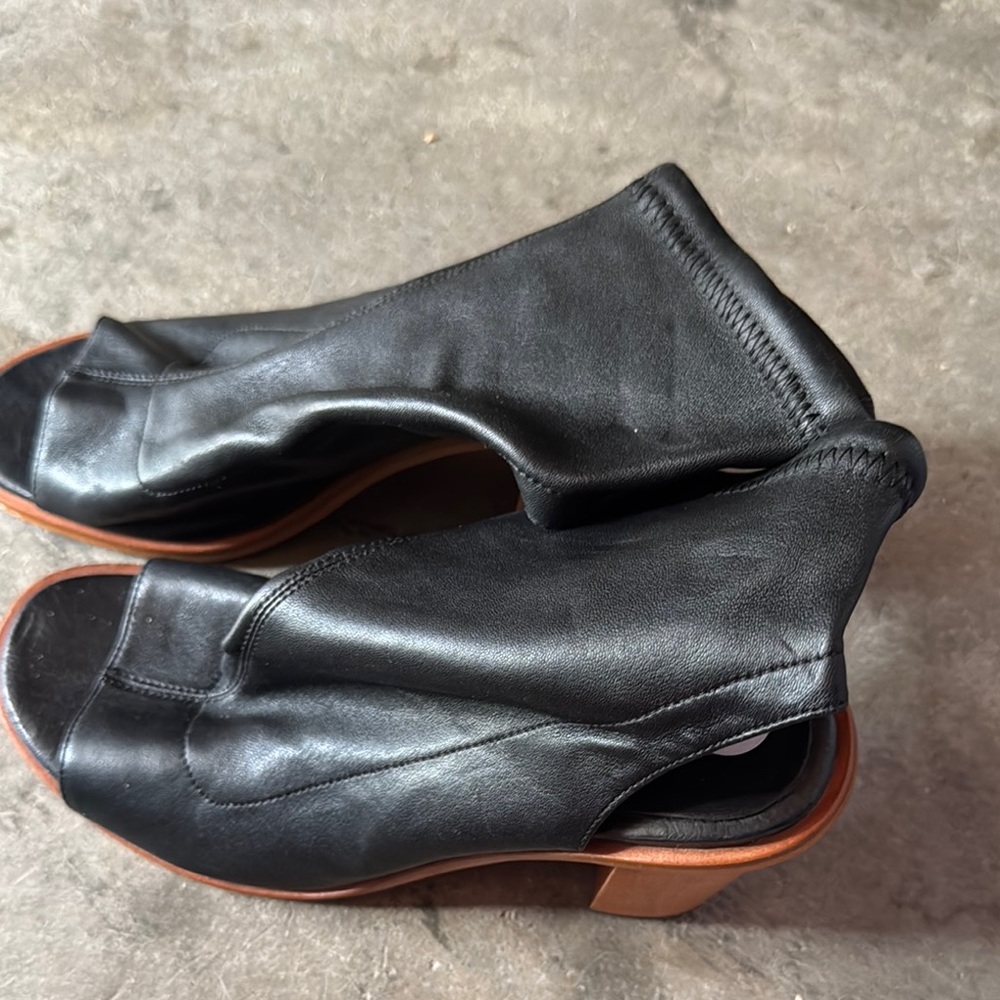 Sleek Black Heeled Boots with Polished Leather Finish